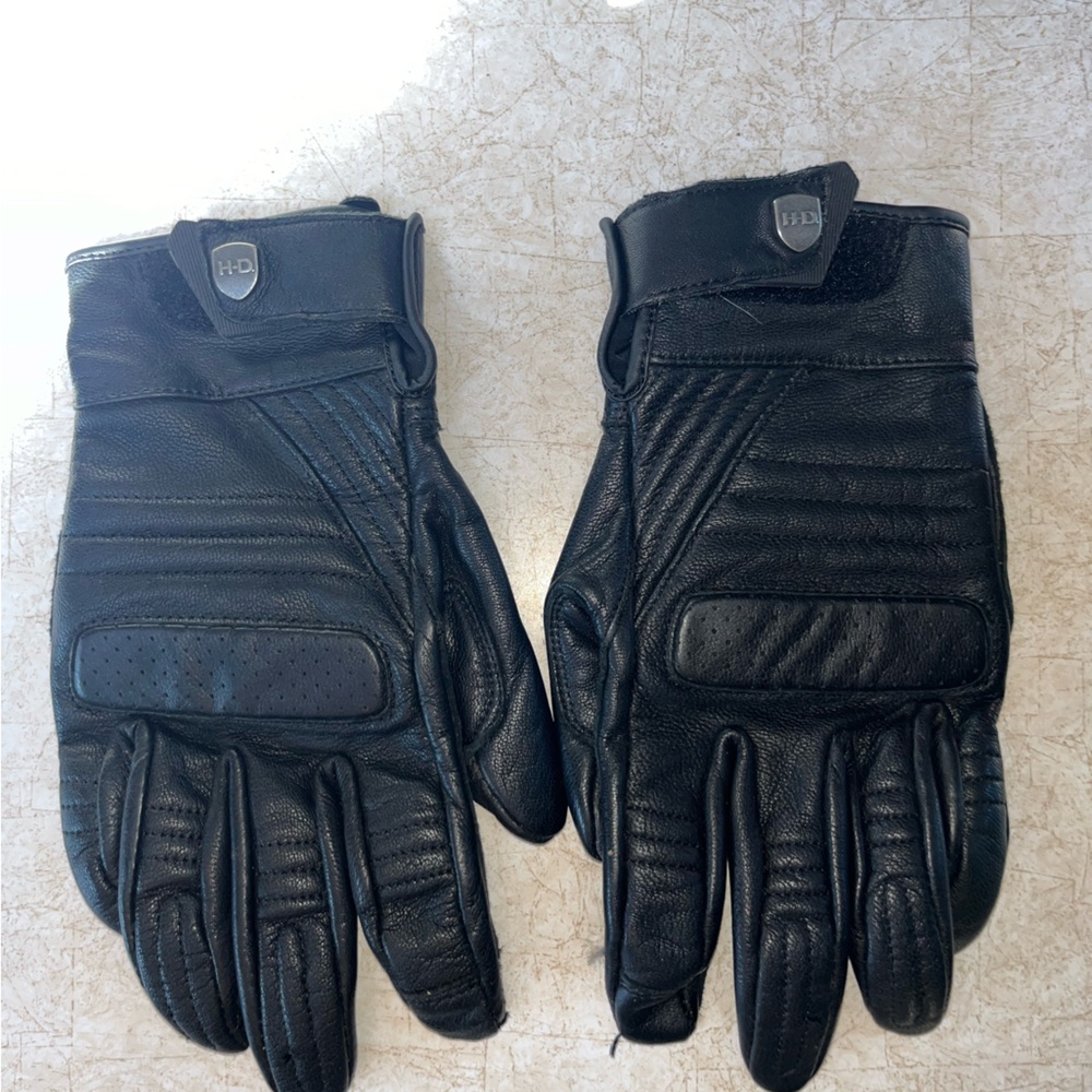 Harley Davidson Men’s Leather Gloves size medium.